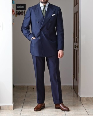 С чем носить кожаные оксфорды в 30 лет: Темно-синий костюм в паре с серой классической рубашкой в вертикальную полоску поможет создать выразительный мужской образ. Что же до обуви, кожаные оксфорды — наиболее достойный вариант.