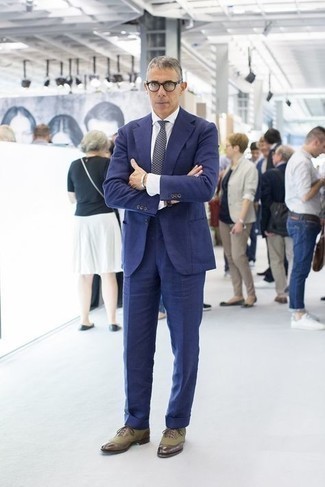 Модный мужской лук: темно-синий костюм, белая классическая рубашка, оливковые кожаные оксфорды, темно-сине-белый галстук в горошек