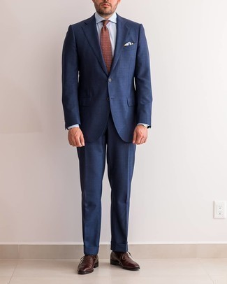 С чем носить бирюзовый нагрудный платок в 30 лет в деловом стиле: Темно-синий костюм и бирюзовый нагрудный платок — беспроигрышный вариант, если ты хочешь создать раскованный, но в то же время стильный мужской образ. Хотел бы сделать образ немного элегантнее? Тогда в качестве дополнения к этому ансамблю, выбери темно-коричневые кожаные оксфорды.