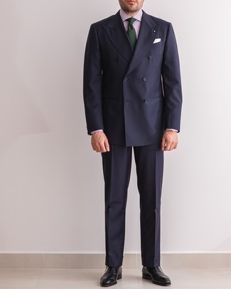 С чем носить темно-зеленый галстук мужчине: Темно-синий костюм в сочетании с темно-зеленым галстуком позволит воссоздать изысканный мужской стиль. Любишь дерзкие сочетания? Можешь закончить свой ансамбль черными кожаными оксфордами.