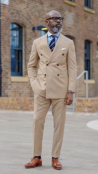 С чем носить кожаные оксфорды за 50 лет в теплую погоду: Светло-коричневый костюм и голубая классическая рубашка — идеальный вариант для светского мероприятия. Что касается обуви, кожаные оксфорды — самый приемлимый вариант.