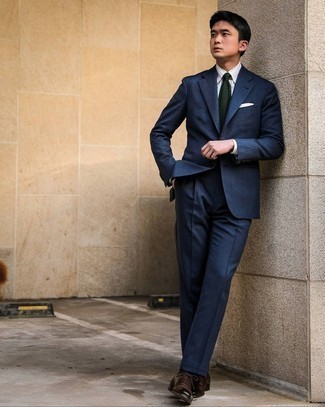 С чем носить темно-зеленый вязаный галстук мужчине: Несмотря на то, что это довольно-таки сдержанный образ, сочетание темно-синего костюма в вертикальную полоску и темно-зеленого вязаного галстука всегда будет нравиться джентльменам, но также пленяет при этом дамские сердца. Вкупе с этим луком чудесно смотрятся темно-коричневые кожаные оксфорды.