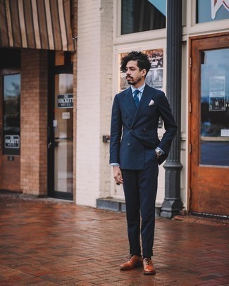 Модный лук: темно-синий костюм, бело-синяя классическая рубашка в вертикальную полоску, табачные кожаные оксфорды, темно-синий галстук