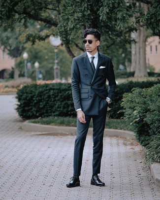 Модный лук: темно-синий костюм, белая классическая рубашка, черные кожаные оксфорды, черный галстук