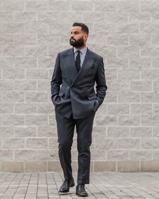 С чем носить черный галстук в 30 лет мужчине в деловом стиле: Темно-серый костюм в вертикальную полоску и черный галстук позволят создать выразительный мужской лук. Чтобы привнести в образ чуточку беззаботства , на ноги можно надеть черные кожаные оксфорды.