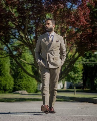 С чем носить светло-коричневый галстук в шотландскую клетку мужчине в деловом стиле: Комбо из светло-коричневого костюма и светло-коричневого галстука в шотландскую клетку поможет примерить на себя строгий деловой стиль. Этот образ гармонично закончат темно-коричневые кожаные оксфорды.