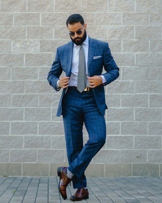 С чем носить серый галстук мужчине в теплую погоду в деловом стиле: Сочетание темно-синего костюма в шотландскую клетку и серого галстука поможет создать стильный и мужественный ансамбль. Чтобы привнести в ансамбль немного легкости , на ноги можно надеть темно-коричневые кожаные оксфорды.