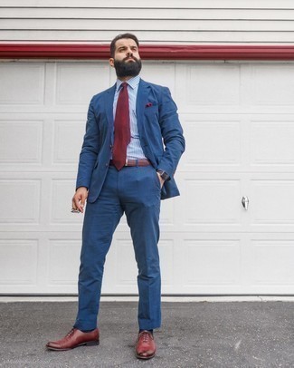 С чем носить темно-красный галстук мужчине лето: Темно-синий костюм и темно-красный галстук — великолепный пример изысканного мужского стиля в одежде. Такой образ несложно приспособить к повседневным делам, если закончить его темно-красными кожаными оксфордами. Подобный образ наверняка будет у тебя в ходу в жаркие дни.