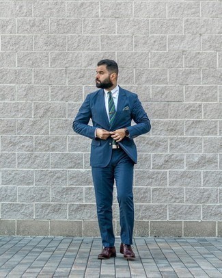 С чем носить темно-сине-зеленый галстук в горизонтальную полоску в 30 лет мужчине в теплую погоду: Сочетание темно-синего костюма и темно-сине-зеленого галстука в горизонтальную полоску — прекрасный пример делового городского стиля. Любишь незаурядные решения? Можешь закончить свой лук темно-красными кожаными оксфордами.