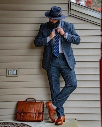 С чем носить коричневый кожаный портфель в 30 лет осень в деловом стиле: Темно-синий шерстяной костюм и коричневый кожаный портфель помогут создать гармоничный и модный лук. Если ты любишь применять в своих ансамблях разные стили, из обуви можешь надеть коричневые кожаные оксфорды. Уверены, это крутая задумка для межсезонного периода, когда погода станет менее ласковой.