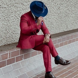 С чем носить шляпу мужчине лето: Красный костюм и шляпа будет замечательной идеей для простого повседневного ансамбля. И почему бы не добавить в этот ансамбль на каждый день чуточку изысканности с помощью темно-коричневых кожаных оксфордов? Разумеется, подобный ансамбль станет замечательной идеей для солнечной погоды.