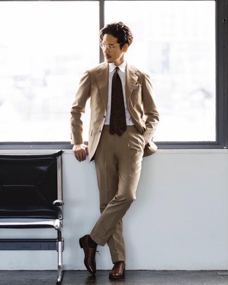 С чем носить темно-коричневые носки мужчине в теплую погоду: Светло-коричневый костюм выглядит гармонично в тандеме с темно-коричневыми носками. Опасаешься выглядеть неаккуратно? Дополни этот образ темно-коричневыми кожаными оксфордами.