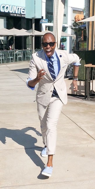 С чем носить темно-синий галстук в вертикальную полоску мужчине: Бежевый костюм в сочетании с темно-синим галстуком в вертикальную полоску позволит исполнить строгий деловой стиль. Чтобы лук не получился слишком зализанным, можешь надеть голубые плимсоллы.