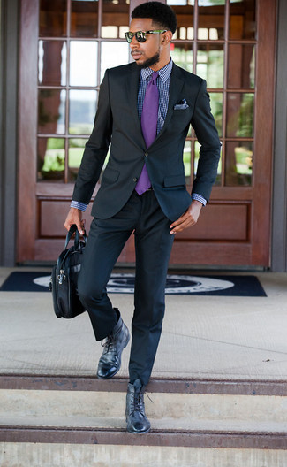 С чем носить темно-пурпурный галстук в 30 лет мужчине в деловом стиле: Несмотря на то, что это классический ансамбль, сочетание черного костюма и темно-пурпурного галстука неизменно нравится джентльменам, а также пленяет сердца представительниц прекрасного пола. Незаурядные парни завершат образ черными кожаными повседневными ботинками.