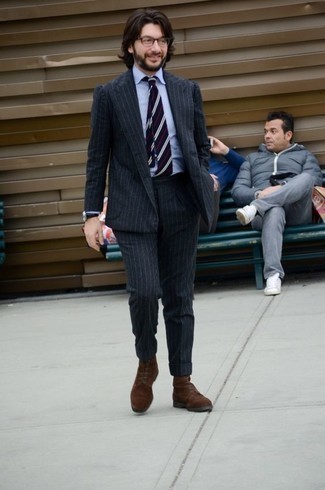 С чем носить темно-сине-красный галстук в горизонтальную полоску за 40 лет мужчине: Темно-серый костюм в вертикальную полоску и темно-сине-красный галстук в горизонтальную полоску — must have вещи в классическом мужском гардеробе. Любители смелых сочетаний могут завершить образ темно-коричневыми замшевыми повседневными ботинками.