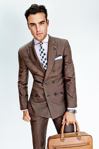 С чем носить бирюзовый галстук в 30 лет мужчине в теплую погоду: Коричневый костюм и бирюзовый галстук позволят создать выразительный мужской образ.