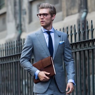 С чем носить темно-коричневый кожаный портфель: Голубой костюм в шотландскую клетку в паре с темно-коричневым кожаным портфелем — хороший вариант для создания мужского лука в стиле smart casual.