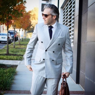 Модный лук: серый костюм, белая классическая рубашка, коричневый кожаный портфель, темно-синий галстук