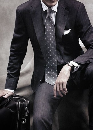 С чем носить темно-серый галстук мужчине лето в деловом стиле: Сочетание темно-серого костюма в вертикальную полоску и темно-серого галстука позволит составить эффектный мужской лук. В жаркую погоду в таком образе ты сможешь спастись от невыносимой жары.
