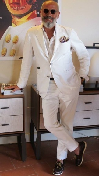 Как носить белый костюм с темно-коричневыми кожаными топсайдерами: Белый костюм и белая классическая рубашка в клетку — отличный вариант для светского мероприятия. Тебе нравятся дерзкие решения? Дополни свой образ темно-коричневыми кожаными топсайдерами.