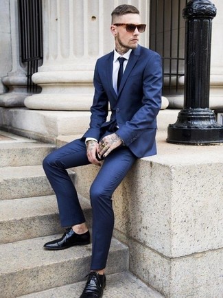 Какие классические рубашки носить с черными туфлями дерби в деловом стиле: Классическая рубашка и темно-синий костюм помогут создать утонченный мужской лук. Любители смелых сочетаний могут завершить ансамбль черными туфлями дерби.