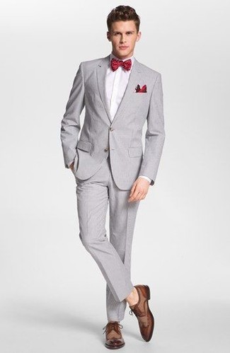 Модный лук: серый костюм, белая классическая рубашка, коричневые кожаные туфли дерби, красный галстук-бабочка в горошек