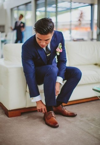 С чем носить табачные кожаные туфли дерби: Сочетание синего костюма и белой классической рубашки позволит создать модный и в то же время элегантный образ. Создать модный контраст с остальными вещами из этого образа помогут табачные кожаные туфли дерби.
