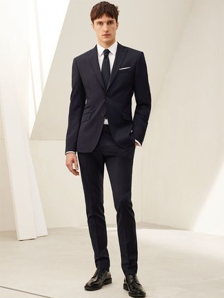 Модный лук: темно-синий костюм, белая классическая рубашка, черные кожаные туфли дерби, черный галстук