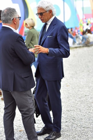 С чем носить синий галстук за 60 лет мужчине: Сочетание темно-синего костюма и синего галстука позволит воссоздать строгий деловой стиль. Ты можешь легко адаптировать такой ансамбль к повседневным нуждам, надев черными кожаными туфлями дерби.