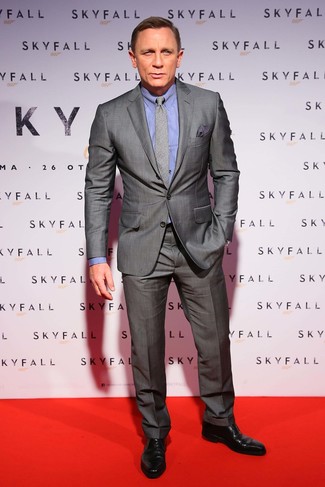Как Daniel Craig носит Серый костюм, Синяя классическая рубашка, Черные кожаные туфли дерби, Серый галстук в шотландскую клетку