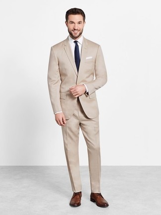 Модный лук: бежевый костюм, белая классическая рубашка, коричневые кожаные туфли дерби, темно-синий галстук