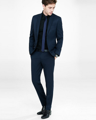Как носить темно-синий костюм с черной классической рубашкой: Комбо из темно-синего костюма и черной классической рубашки поможет составить модный и мужественный лук. Дерзкие парни дополнят образ черными кожаными туфлями дерби.