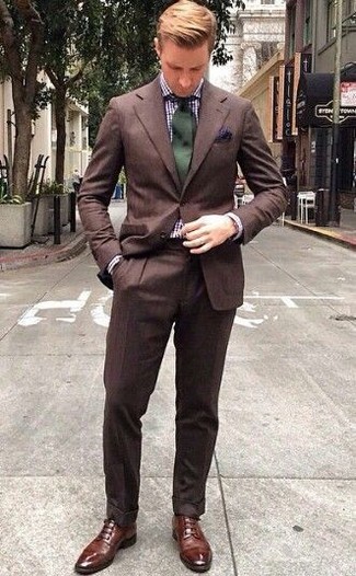 С чем носить темно-зеленый галстук в 30 лет мужчине лето: Коричневый костюм в сочетании с темно-зеленым галстуком поможет создать модный классический лук. Подбирая обувь, можно немного поэкспериментировать и закончить образ коричневыми кожаными туфлями дерби. Превосходный образ на жаркую солнечную погоду.
