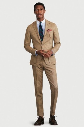С чем носить темно-сине-зеленый галстук в вертикальную полоску мужчине: Сочетание светло-коричневого костюма и темно-сине-зеленого галстука в вертикальную полоску позволит создать модный и мужественный лук. Такой образ несложно приспособить к повседневным условиям городской жизни, если надеть в тандеме с ним темно-коричневые кожаные туфли дерби.