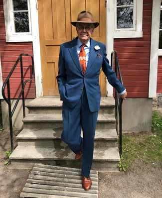 С чем носить оранжевый галстук за 60 лет мужчине: Несмотря на то, что это классический образ, дуэт темно-синего костюма и оранжевого галстука приходится по душе стильным мужчинам, неизменно пленяя при этом дамские сердца. Тебе нравятся дерзкие решения? Можешь завершить свой образ коричневыми кожаными туфлями дерби.