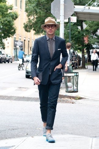 С чем носить шляпу мужчине в деловом стиле: Темно-синий костюм в паре со шляпой — великолепная идея для создания мужского образа в стиле элегантной повседневности. Завершив образ серыми замшевыми туфлями дерби, можно получить неожиданный результат.