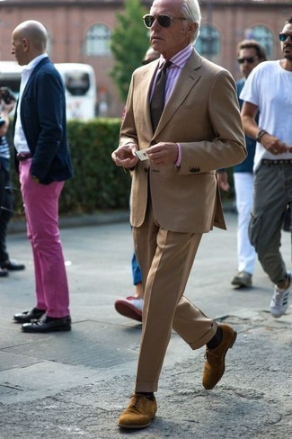 С чем носить розовую классическую рубашку мужчине в деловом стиле: Комбо из розовой классической рубашки и светло-коричневого костюма позволит составить запоминающийся мужской образ. Светло-коричневые замшевые туфли дерби помогут сделать лук менее строгим.