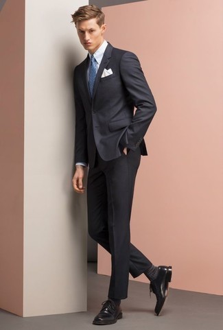 С чем носить темно-синий галстук с принтом мужчине в деловом стиле: Темно-синий костюм и темно-синий галстук с принтом — хороший вариант для светского мероприятия. Нравится экспериментировать? Дополни лук черными кожаными туфлями дерби.