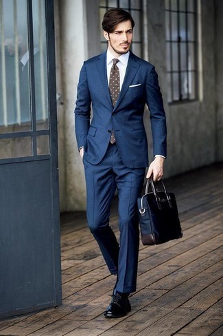 С чем носить синий портфель из плотной ткани в 30 лет в деловом стиле: Темно-синий костюм и синий портфель из плотной ткани — великолепный вариант, если ты ищешь непринужденный, но в то же время модный мужской образ. Преобразить лук и добавить в него немного классики позволят черные кожаные туфли дерби.