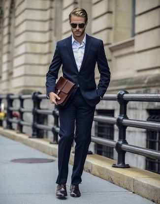 Какие классические рубашки носить с темно-синим костюмом в 20 лет в теплую погоду: Сочетание темно-синего костюма и классической рубашки — воплощение делового городского стиля. Ты сможешь легко приспособить такой образ к повседневным нуждам, надев темно-коричневыми кожаными туфлями дерби.