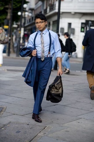 С чем носить бежевый галстук с "огурцами" в 20 лет мужчине: Темно-синий костюм в паре с бежевым галстуком с "огурцами" позволит создать модный и элегантный лук. Дополни лук темно-красными кожаными туфлями дерби, если не хочешь, чтобы он получился слишком строгим.
