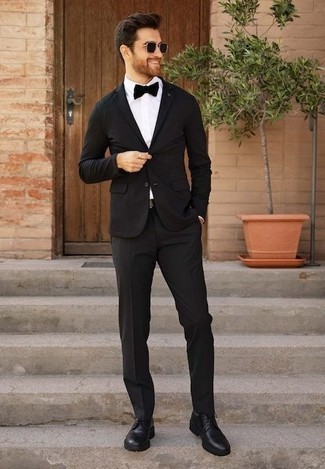 С чем носить черный галстук-бабочку мужчине лето в деловом стиле: Сочетание черного костюма и черного галстука-бабочки — превосходная идея для воплощения мужского лука в стиле элегантной повседневности. Хочешь сделать ансамбль немного строже? Тогда в качестве обуви к этому образу, выбирай черные кожаные туфли дерби. Думается, это замечательная задумка для жаркой погоды.