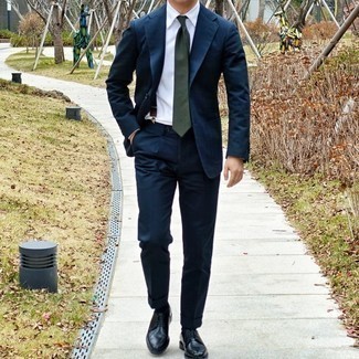 Модный лук: темно-синий костюм, белая классическая рубашка, черные кожаные туфли дерби, темно-зеленый галстук