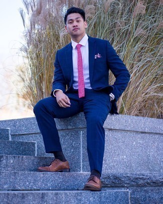 С чем носить ярко-розовый галстук мужчине в деловом стиле: Комбо из темно-синего костюма в клетку и ярко-розового галстука — прекрасный пример элегантного стиля. Не прочь поэкспериментировать? Тогда дополни образ коричневыми кожаными туфлями дерби.