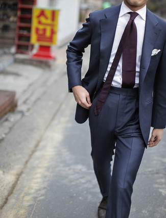 С чем носить темно-синий костюм в 30 лет в деловом стиле: Комбо из темно-синего костюма и белой классической рубашки поможет воссоздать строгий мужской стиль. Темно-коричневые замшевые туфли дерби создадут легкое настроение.