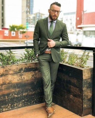 С чем носить зеленый галстук в горошек мужчине: Оливковый костюм в паре с зеленым галстуком в горошек — отличный пример делового городского стиля. Нравится экспериментировать? Тогда закончи образ светло-коричневыми кожаными туфлями дерби.