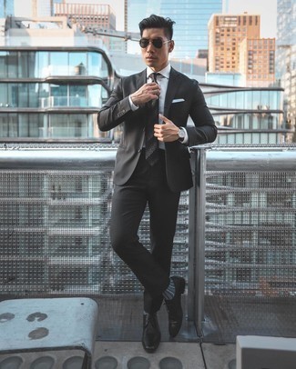С чем носить черный галстук с принтом мужчине лето в деловом стиле: Черный костюм и черный галстук с принтом — воплощение строгого мужского стиля. Черные кожаные туфли дерби привнесут в образ чуть больше динамики. Подобное сочетание обеспечит тебе свободу движений в знойную погоду и уверенность в том, что ты выглядишь несравненно.