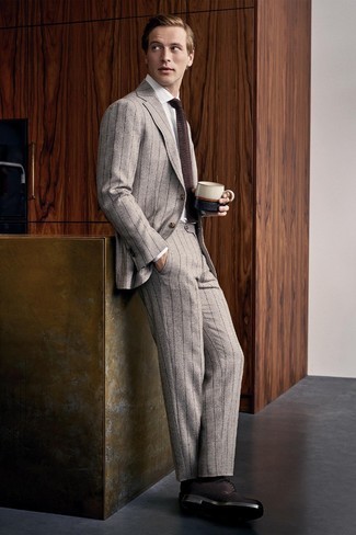 Модный лук: серый костюм в вертикальную полоску, белая классическая рубашка, темно-коричневые замшевые туфли дерби, темно-коричневый вязаный галстук