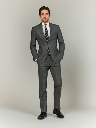 Модный мужской лук: темно-серый костюм, белая классическая рубашка, черные кожаные туфли дерби, черно-белый галстук в горизонтальную полоску