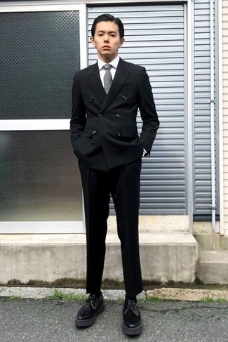 С чем носить серый галстук в 20 лет мужчине: Для воплощения элегантного вечернего ансамбля прекрасно подойдет черный костюм и серый галстук. черные кожаные массивные туфли дерби добавят облику непринужденности и динамичности.